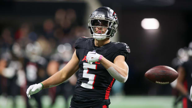 Atlanta Falcons wide receiver Drake London (5) reacts after a catch against the Tampa Bay Buccaneers in the second half at Mercedes-Benz Stadium.